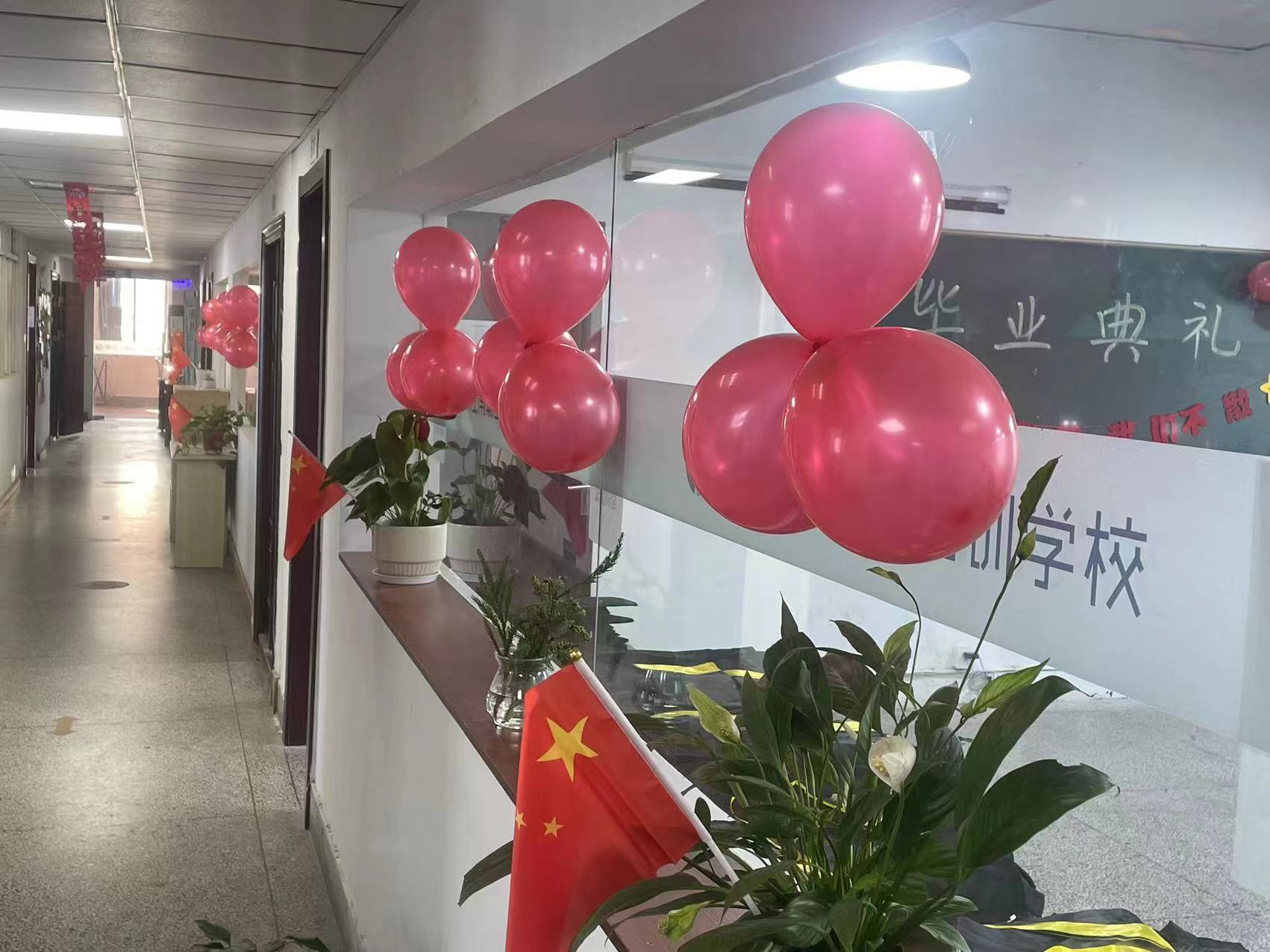 毕业典礼走廊氛围.jpg