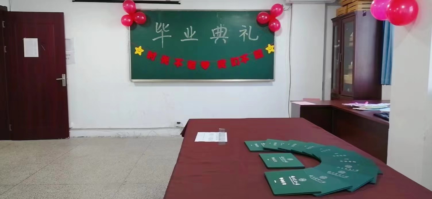 毕业生拍照留念地.jpg