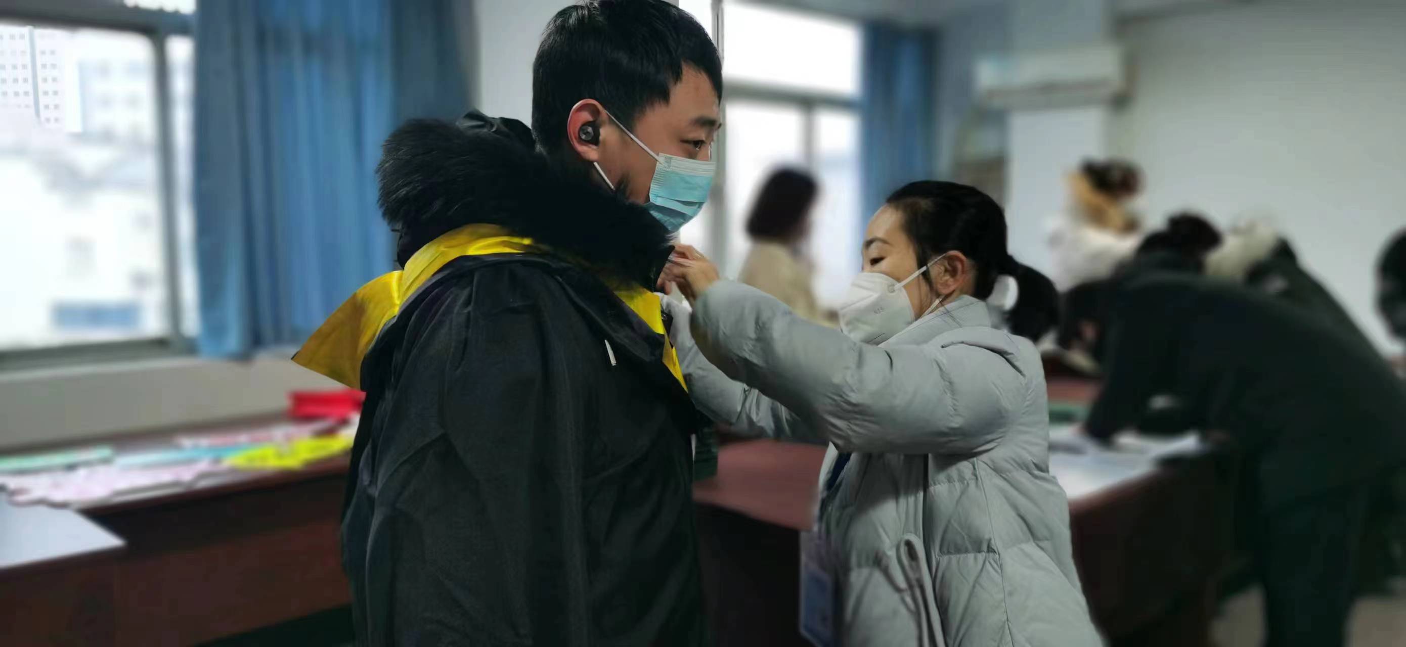 老师为毕业生穿上学士服.jpg