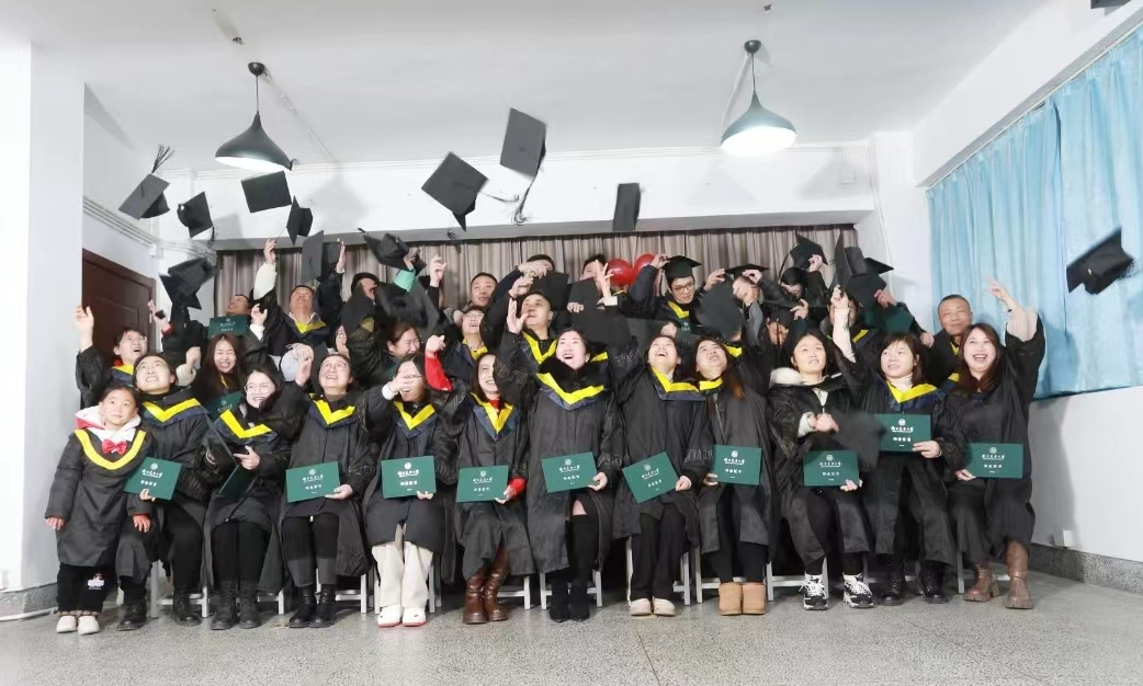 学士帽抛向空中.png